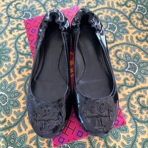 TORY BURCH BLACK PATENT LEATHER FLATS